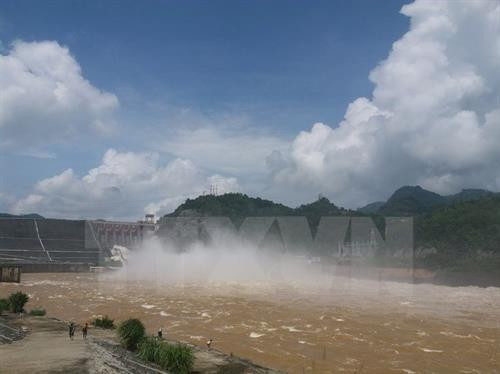 和平水电站已开启7个泄洪深孔泄洪。(图片来源:越通社) 和平水电站已开启7个泄洪深孔泄洪。(图片来源:越通社)