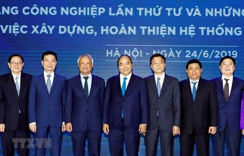 阮春福（中）同与会代表合影。图自越通社