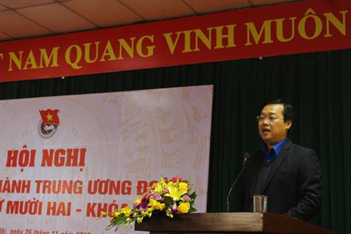 胡志明共青团中央书记处第一书记黎国峰在会上发表讲话。（图片来源：越通社）