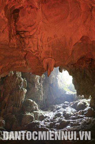 天宫洞位于头木岛以北，于1993年被发现。天宫洞拥有玲珑的白色石笋系统。记者 丁功 摄 天宫洞的石笋，记者 丁功 摄