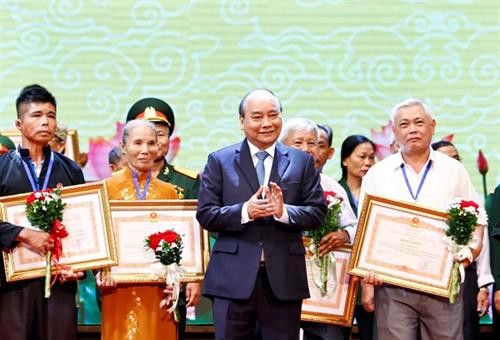 阮春福总理向各位代表授予政府奖状。图自越通社 阮春福总理向各位代表授予政府奖状。图自越通社