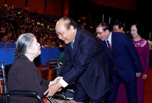 阮春福总理与出席见面会的各位代表亲切握手。图自越通社 阮春福总理与出席见面会的各位代表亲切握手。图自越通社