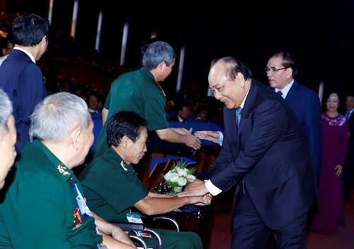 阮春福总理与出席见面会的各位代表亲切握手。图自越通社 阮春福总理与出席见面会的各位代表亲切握手。图自越通社