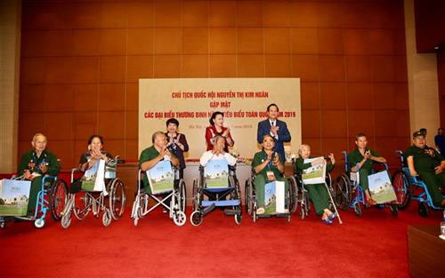 国会主席阮氏金银会见全国模范伤残军人代表。图自越通社