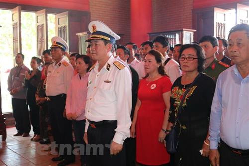 长沙岛县军民缅怀胡志明主席。越通社记者 友战 摄