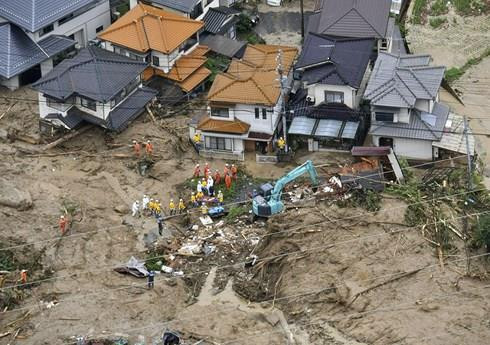 日本西部连续数天强降雨带来洪涝、泥石流、塌方等次生灾害造成重大人员伤亡和财产损失。（图片来源于互联网）