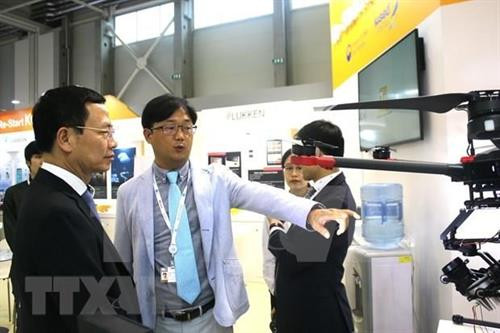 越南信息传媒部部长阮孟雄（左一）参观国际电信联盟2019年世界电信展。图自越通社