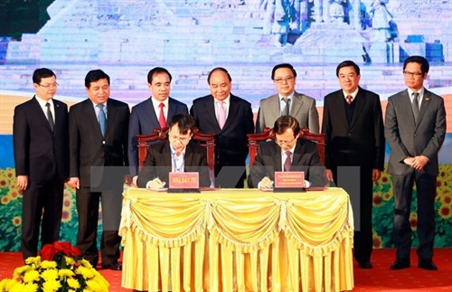 投资合作协议签字仪式。（图片来源：越通社）