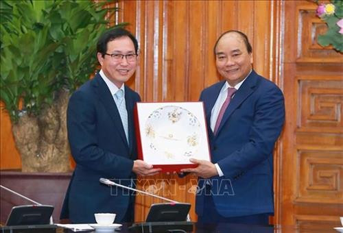 阮春福向崔周湖赠送礼品。图自越通社 阮春福向崔周湖赠送礼品。图自越通社
