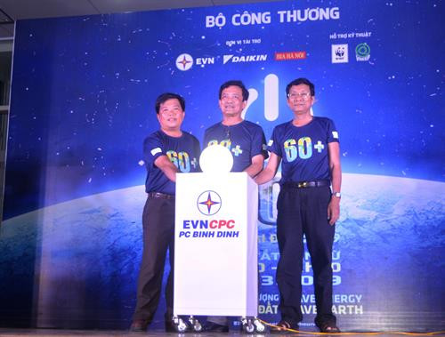 平定省电力公司领导启动地球一小时熄灯活动。图自越通社 平定省电力公司领导启动地球一小时熄灯活动。图自越通社