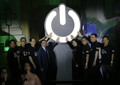 越南国家副主席邓氏玉盛出席在河内举行的“地球一小时”熄灯仪式。图自越通社 越南国家副主席邓氏玉盛出席在河内举行的“地球一小时”熄灯仪式。图自越通社