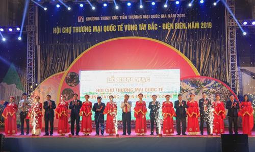 代表们为2019年越南西北国际贸易展开展剪彩。图自越通社