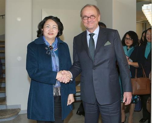 邓氏玉盛(左)会见芬兰通力电梯集团董事会主席赫林。越通社记者 尹晋 摄 邓氏玉盛(左)会见芬兰通力电梯集团董事会主席赫林。越通社记者 尹晋 摄