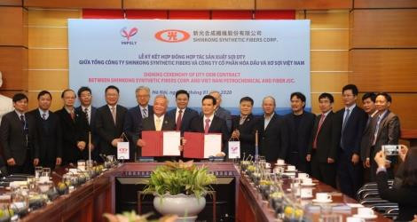 越南国家石油化学与纤维股份有限公司（VNPOLY）与中国台湾新光合成纤维股份有限公司（SSFC）合作备忘录签署仪式。图自互联网