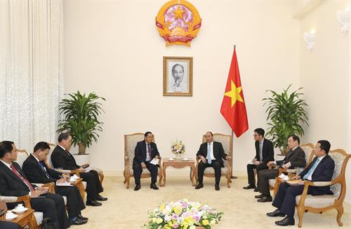 越南政府总理阮春福（右）会见老挝国会副主席森暖。（图片来源：越通社）