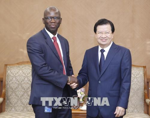 越南政府副总理郑廷勇(右)会见世行驻越首席代表奥斯曼·迪奥。越通社记者 林卿 摄 越南政府副总理郑廷勇(右)会见世行驻越首席代表奥斯曼·迪奥。越通社记者 林卿 摄