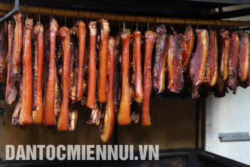 熏猪肉和卷饼对游客较具吸引力。记者 安成达 摄