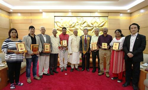 何明惠于印度代表合影。（图片来源：越南共产党报网）