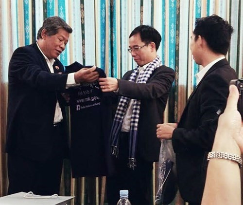 柬埔寨国家广播电视台台长（左）向越南新闻工作者代表团代表赠送礼物（图片来源：人民军队报网）