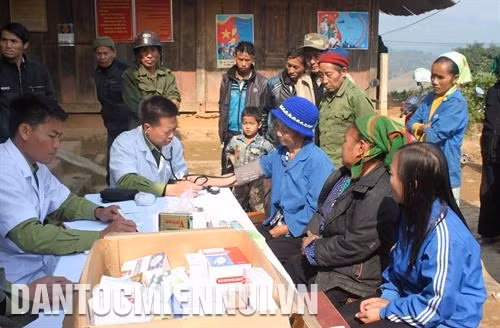 干部和战士们为奇山县那光乡夫柯村少数民同胞将免费体检。记者 陈越 摄 干部和战士们为奇山县那光乡夫柯村少数民同胞将免费体检。记者 陈越 摄