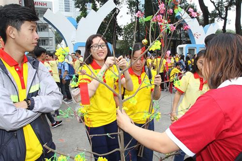 3万多名学生和大学生参加在胡志明市举行的春节志愿者活动。(图片来源:越通社) 3万多名学生和大学生参加在胡志明市举行的春节志愿者活动。(图片来源:越通社)