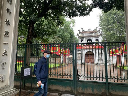 文庙-国子监暂停迎客以开展消毒防疫工作。图自越通社