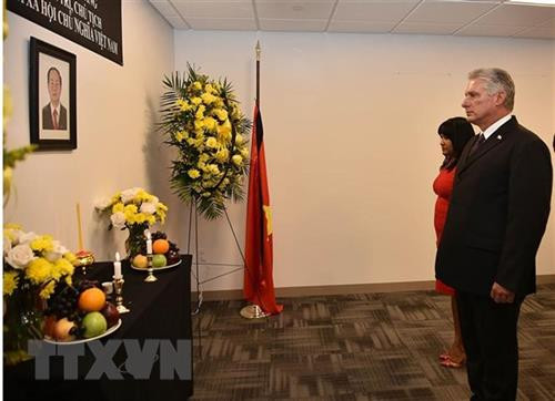 古巴主席米格尔•迪亚兹-卡纳尔前来吊唁陈大光同志。图自越通社