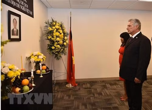 古巴主席米格尔•迪亚兹-卡纳尔前来吊唁陈大光同志。图自越通社