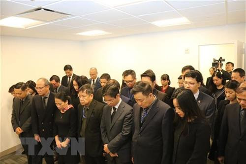 以邓廷贵大使为首的越南驻美国纽约代表机构全体干部和人员已默哀一分钟，并向已故国家主席陈大光上香。 图自越通社