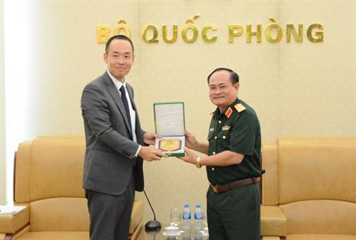 越南人民军副总参谋长阮方南上将向日防卫省防卫政策局官员吉富望赠送礼物（图片来源：http://www.qdnd.vn）