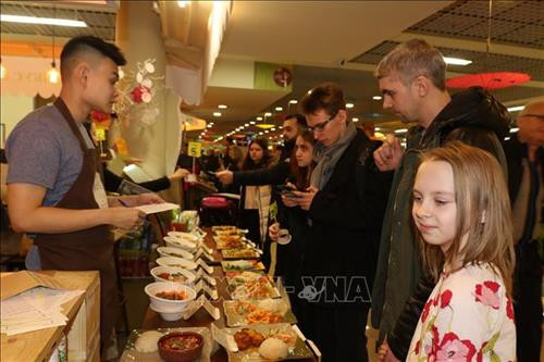 越南美食颇受国际游客的青睐。图自越通社