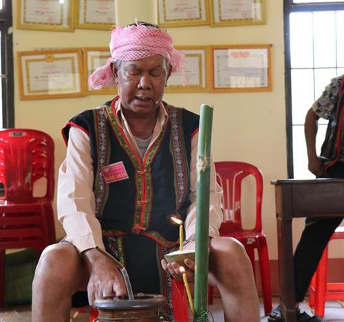 主祭人念祭文，祈求老天赋予大象健康。图自越通社