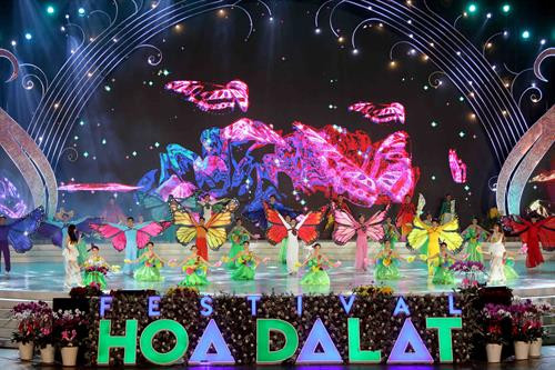 在大叻市林园广场举行的庆祝2019年第八街大叻花卉节成功举办文艺演出。记者 日英 摄