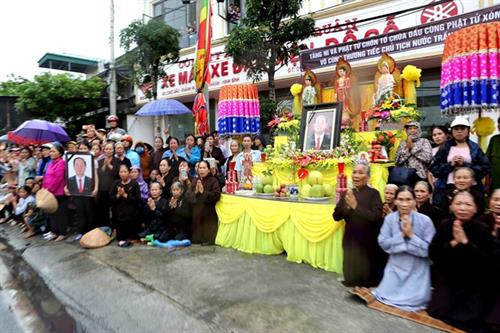 当地广大人民群众前来送别陈大光主席。图自越通社