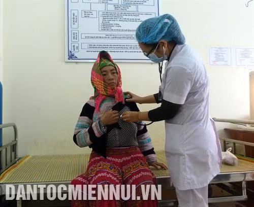 中山地区综合医院医务人员队伍一直努力为少数民族同胞看治病。记者 武光旦 摄