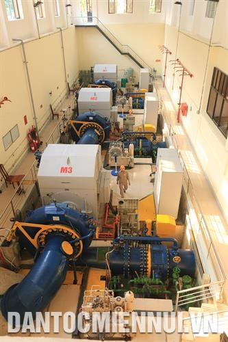 那利水电股份公司已与国家电网并网发电，为推动西北地区乃至全国地区经济社会发展做出贡献。记者 黄河 摄