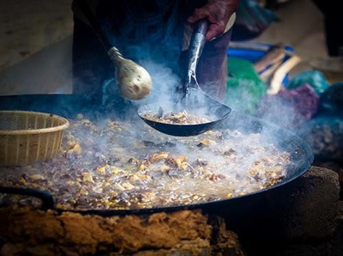 汤骨—赫蒙族最有名的特色美食。(图片来源:因特网) 汤骨—赫蒙族最有名的特色美食。(图片来源:因特网)