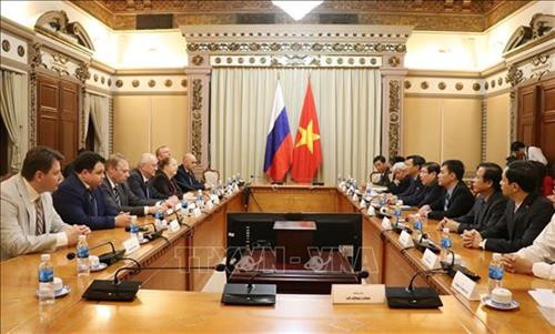 志明市人民委员会主席阮成峰会见俄罗斯总统反腐败局副局长亚历山大•阿尼金。图自越通社
