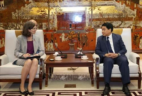 河内人民委员会主席阮德钟会见加拿大新任驻越南大使黛博拉·保罗。图自越通社 河内人民委员会主席阮德钟会见加拿大新任驻越南大使黛博拉·保罗。图自越通社