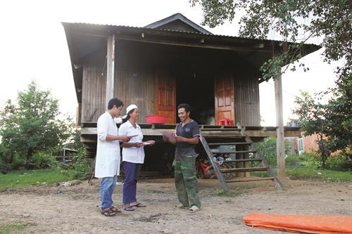 得乐省邦敦县(Buôn Đôn) 克容那边界乡（Krông Na）医务干部对计划外移民进行预防登革热病咨询。