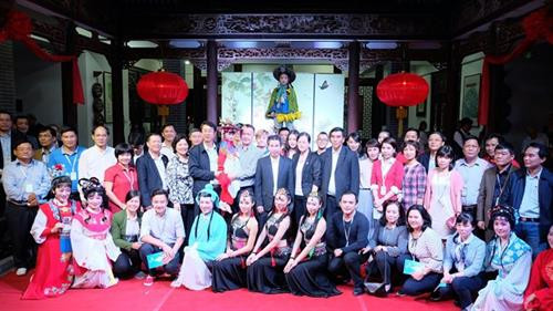 越南党政领导干部与福建省沙县人民进行交流。（图片来源：越通社）