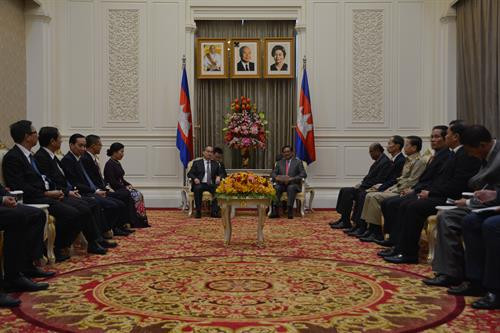 越共中央政治局委员、胡志明市市委书记阮善仁会见柬埔寨王国副首相兼内政大臣、柬埔寨代首相、人民党（CPP）副主席韶肯。（图片来源：越通社）