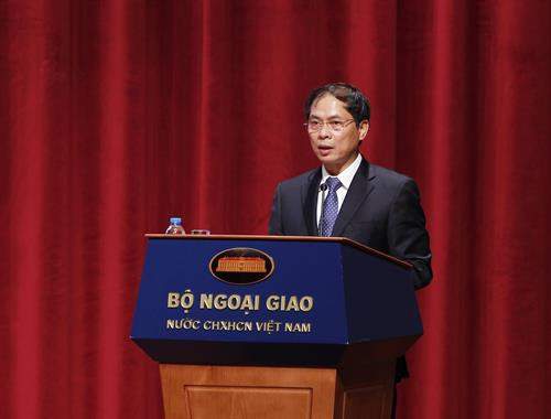 外交部常务副部长裴青山在座谈会上发表总结讲话。 图自越通社