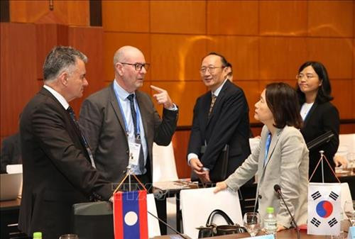 与会代表交流。图自越通社 与会代表交流。图自越通社