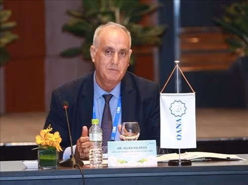 亚通组织主席阿斯拉诺夫在闭幕式上发表讲话。图自越通社 亚通组织主席阿斯拉诺夫在闭幕式上发表讲话。图自越通社