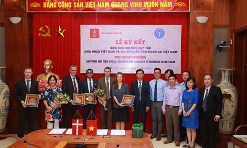 双方代表合影。 图自社会保险官方网