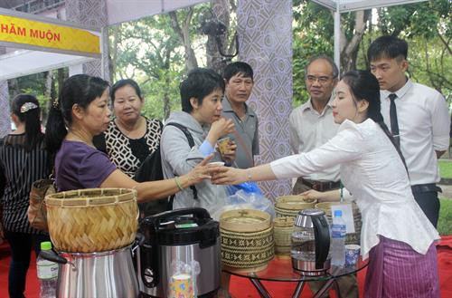 胡志明市老挝企业产品推介会。（图片来源：越通社）