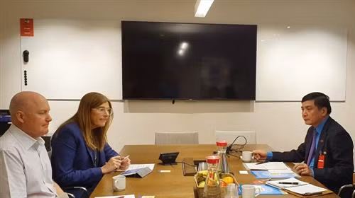 越南劳动总联合会主席裴文强(右)同瑞典总工会领导举行会谈。图自https://laodong.vn 越南劳动总联合会主席裴文强(右)同瑞典总工会领导举行会谈。图自https://laodong.vn