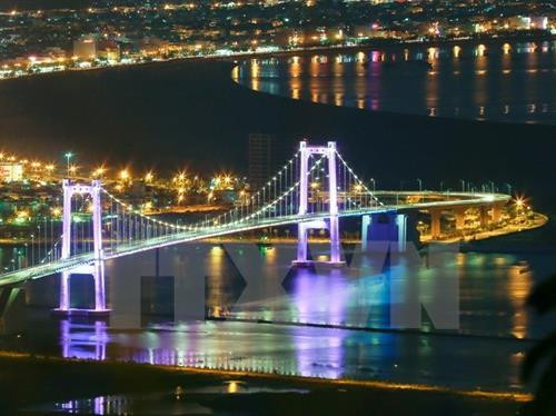 资料图：岘港市夜景自越通社