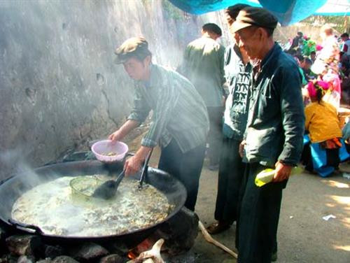 吃的时候,炒锅依然放在煤炉上吨。(图片来源:因特网) 吃的时候,炒锅依然放在煤炉上吨。(图片来源:因特网)